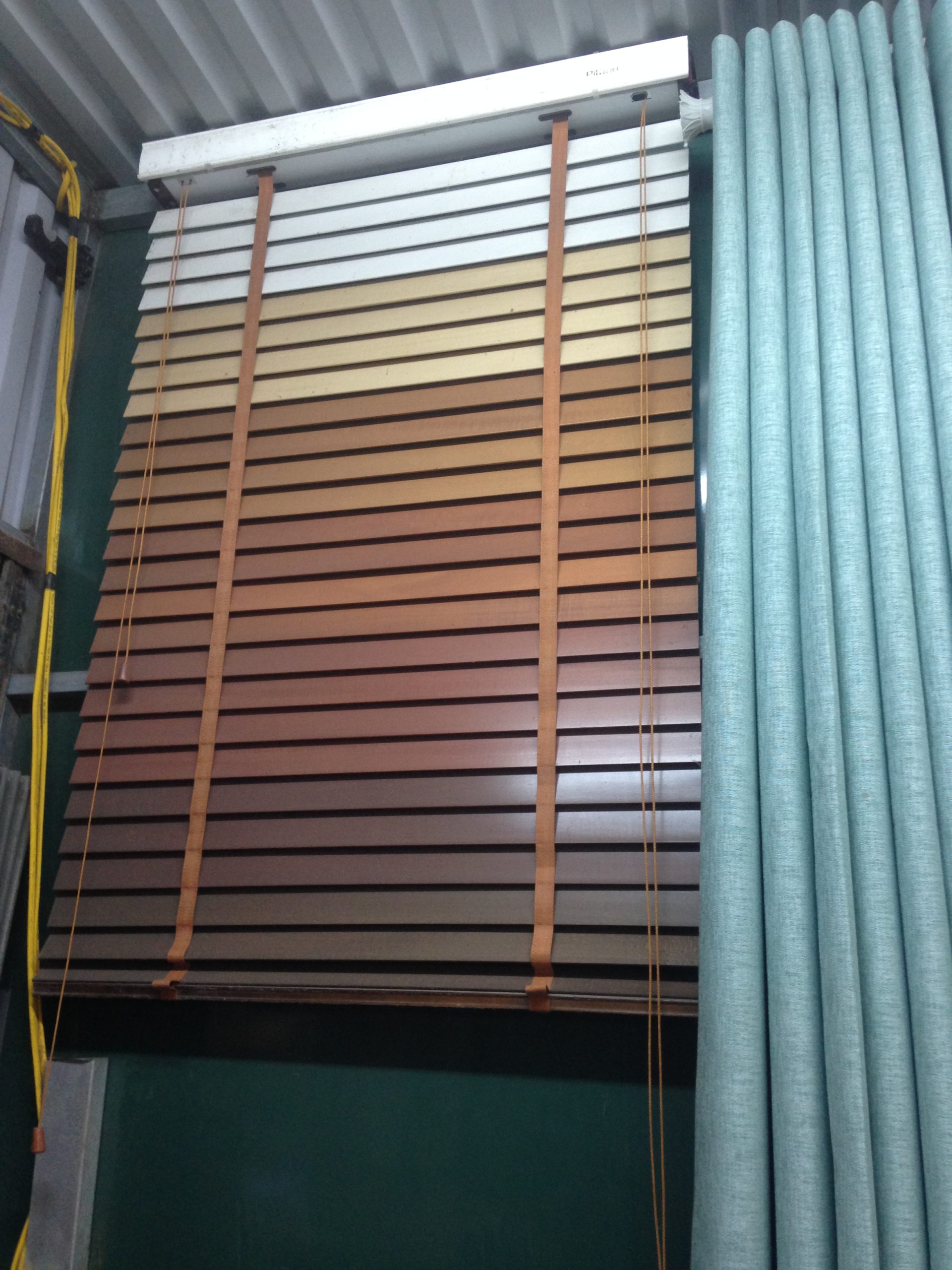 rèm sáo gỗ: cửa sổ rèm sáo gỗ: cửa sổ