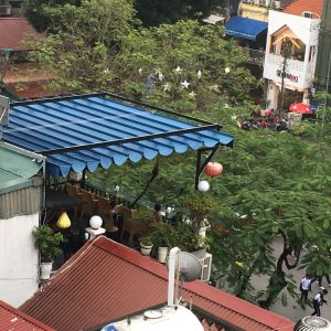 bạt mái xếp: quán cafe