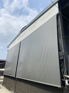 bạt mái rủ: chống đua ra