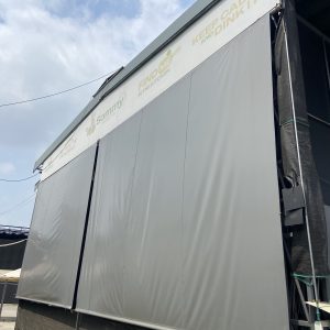bạt mái rủ: chống đua ra